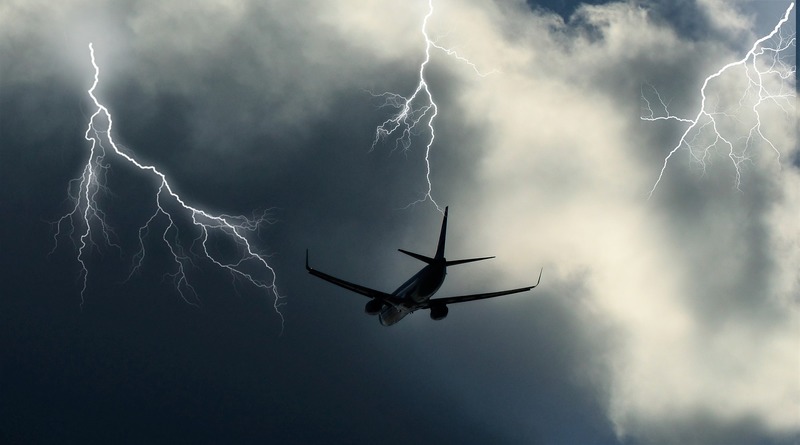 Видео: На видео запечатлен момент попадания молнии в пассажирский самолет