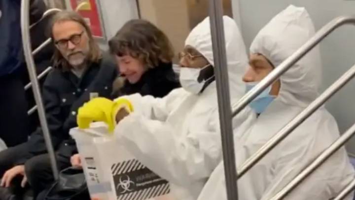 Локальные новости: Шутники в защитных костюмах разыграли пассажиров, "пролив коронавирус" в вагоне метро Нью-Йорка