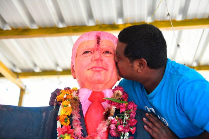 Политика: Мужчина из Индии молится статуе Дональда Трампа, называя его "богом"