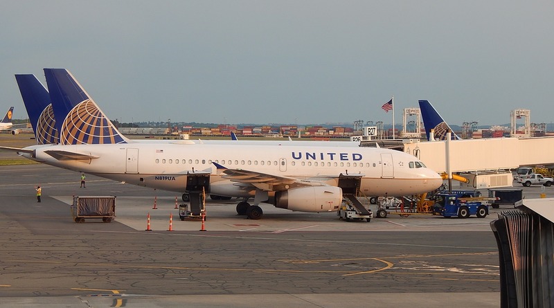 Путешествия: Самолет United Airlines совершил аварийную посадку: загорелась зарядка для телефона (фото)