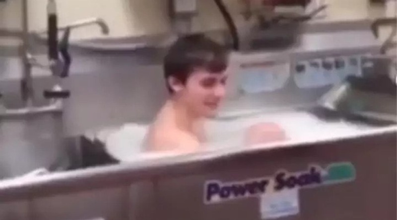 Видео: «Это похоже на джакузи»: на видео парень принимает ванну в раковине ресторана (видео)