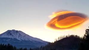Локальные новости: Похожее на НЛО облако зависло над горой Шаста в Калифорнии