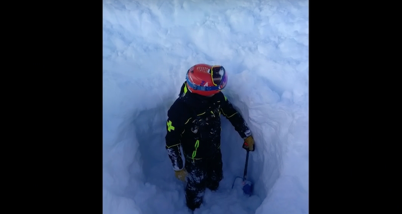 Происшествия: Камера на лыжном шлеме мальчика запечатлела момент, когда его заживо похоронило под 5 футами снега