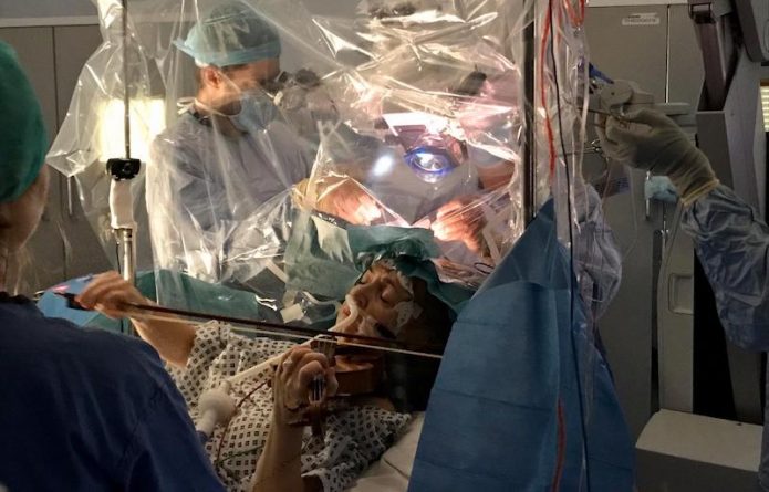 Здоровье: Пока врачи удаляли опухоль из ее мозга, пациентка играла на виолончели