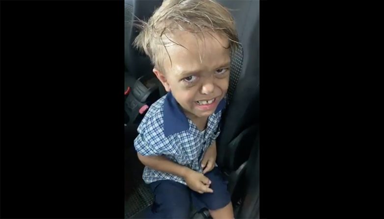 Здоровье: Мальчик с карликовостью просил «убить его» из-за издевательств в школе. Видео, снятое его матерью, стало вирусным