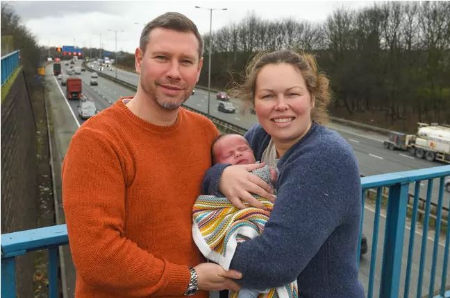 В мире: Малыш появился на свет в машине по пути в роддом — и автомагистраль указали как официальное место рождения