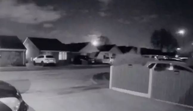 В мире: Камера на дверном звонке запечатлела метеорит, падающий за горизонт