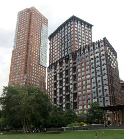 Происшествия: Мужчина разбился насмерть, прыгнув из окна элитной квартиры в центре Нью-Йорка. Соседи связывают трагедию с самоизоляцией