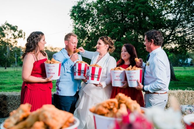 Полезное: Пара организовала свадьбу в стиле KFC с именными ведрами с куриными ножками