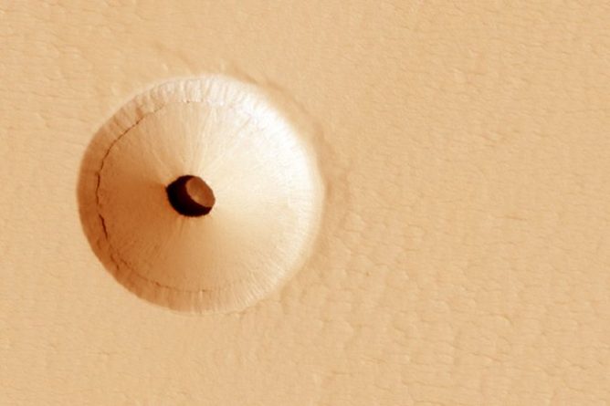 Полезное: Фото НАСА показало загадочную дыру на Марсе, «которая может содержать инопланетную жизнь»