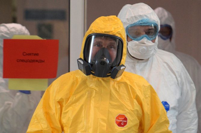 В мире: Путин надел защитный костюм, посещая больных коронавирусом пациентов