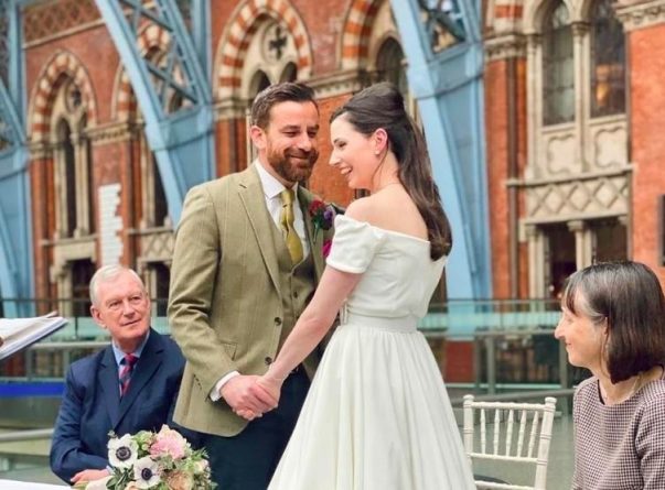 Полезное: Пара, которая боялась, что из-за коронавируса их свадьбу придется отменить, организовала новую церемонию за 24 часа