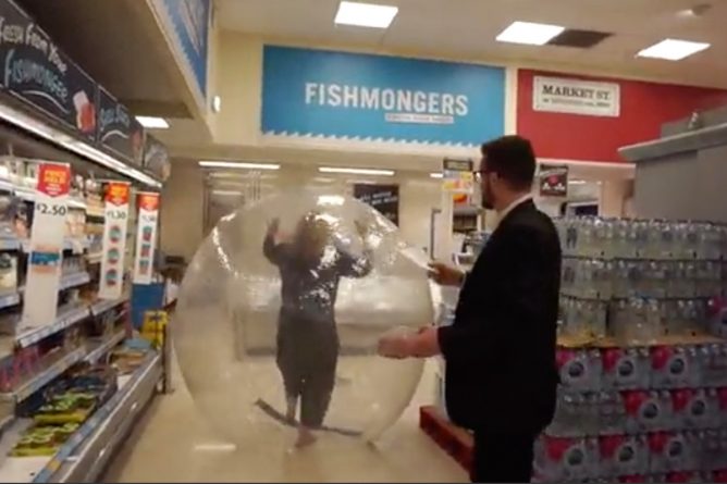 В мире: Чтобы защититься от коронавируса, женщина занималась шоппингом в огромном надувном шаре