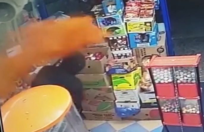 В мире: Кассир магазина поборол вооруженного грабителя с помощью перца чили