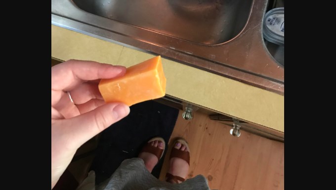 Полезное: Женщина мыла руки куском сыра, но обнаружила это только спустя четыре дня