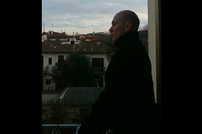 В мире: Итальянский тенор Маруцио Марчини исполняет серенады со своего балкона во время карантина во Флоренции