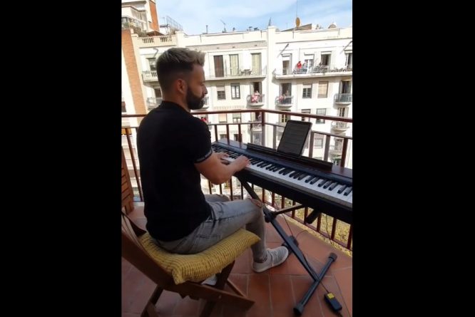 В мире: В Барселоне музыканты исполняют композиции прямо с балконов домов во время карантина