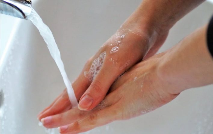 Здоровье: Почему мыло, антисептик и теплая вода помогают в борьбе с коронавирусом