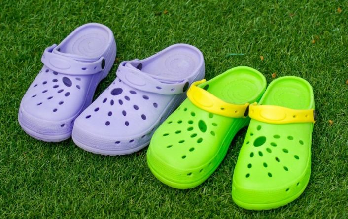 Полезное: Компания Crocs жертвует 10 000 пар обуви в день медицинским работникам, которые борются с коронавирусом