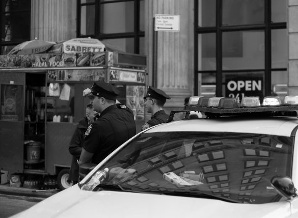 Закон и право: Полиция Нью-Йорка сможет арестовывать посетителей и владельцев ресторанов за нарушение карантина