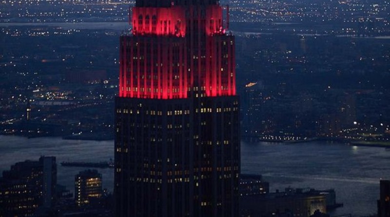 Локальные новости: В Нью-Йорке Empire State Building превратился в гигантскую «сирену», окрашенную в красно-белый цвет