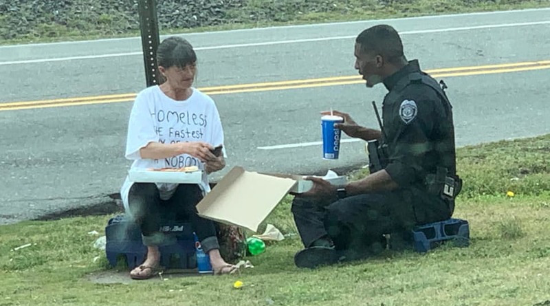 Локальные новости: Офицер полиции разделил обед с бездомной женщиной: теплый момент прохожие запечатлели на фото