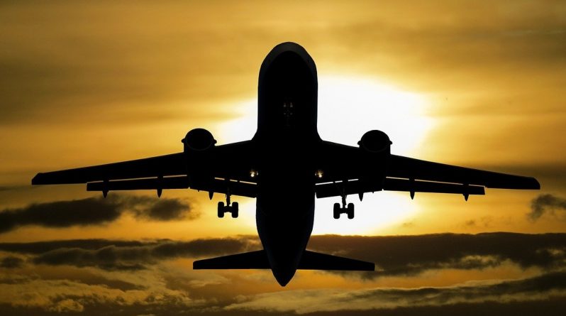 Закон и право: Самолет совершил экстренную посадку из-за попытки пассажира открыть дверь