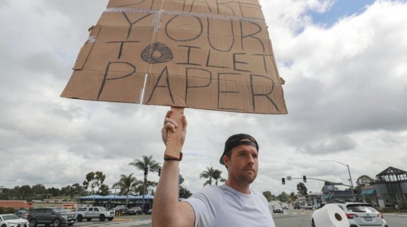 Локальные новости: Американец организовал пункт обмена туалетной бумагой на углу улицы