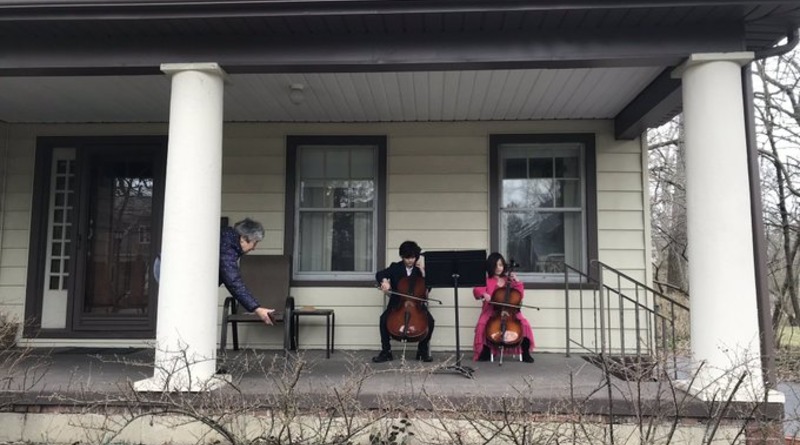 Локальные новости: Дети устроили импровизированный концерт на крыльце пожилой соседки, которая изолировалась из-за коронавируса