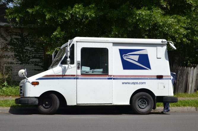 Локальные новости: Почтальоны США говорят, что вынуждены развозить посылки, несмотря на симптомы коронавируса