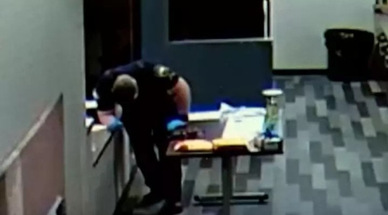 Видео: Полицейский рухнул на землю, просто прикоснувшись к смертельно опасному наркотику