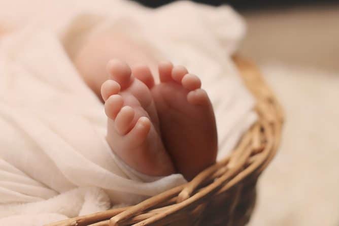 Здоровье: В Великобритании 820 зараженных коронавирусом и 11 погибших: новорожденный стал второй самой юной жертвой в мире