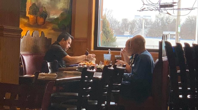 Локальные новости: Владелец ресторана в США сел за столик пожилых посетителей с особыми потребностями и помог им поужинать