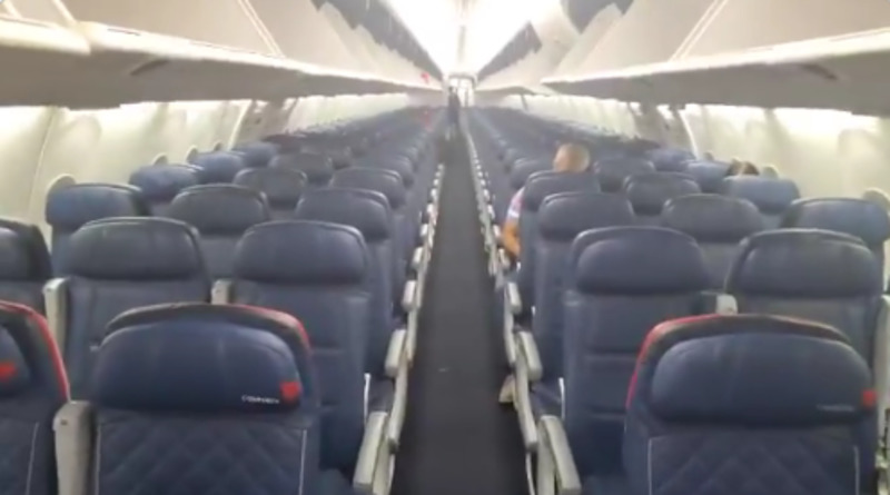 Видео: Коронавирус в США: пассажир показал на видео почти пустой салон самолета на рейсе