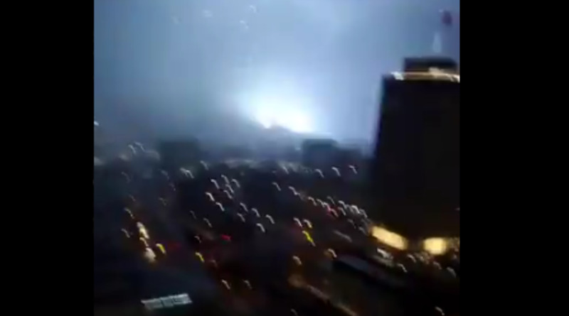 Видео: Мужчина застрял на кране на высоте 100 метров во время смертоносного торнадо и повторял имя любимой