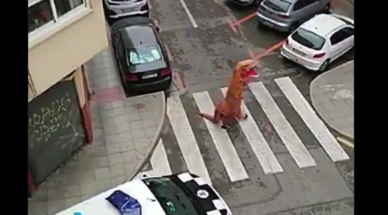 В мире: Во время строго карантина из-за коронавируса мужчина гулял по улице в костюме динозавра (видео)