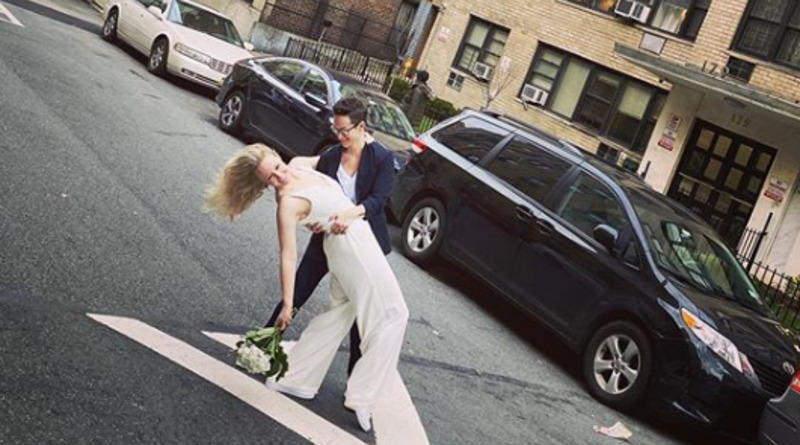 Локальные новости: В карантинном Нью-Йорке пара поженилась на улице, а ведущий церемонии стоял на четвертом этаже