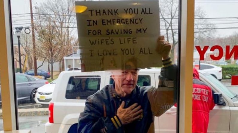 Локальные новости: «Я люблю вас всех»: Муж поблагодарил врачей за спасение жены, встав с табличкой у окон больницы