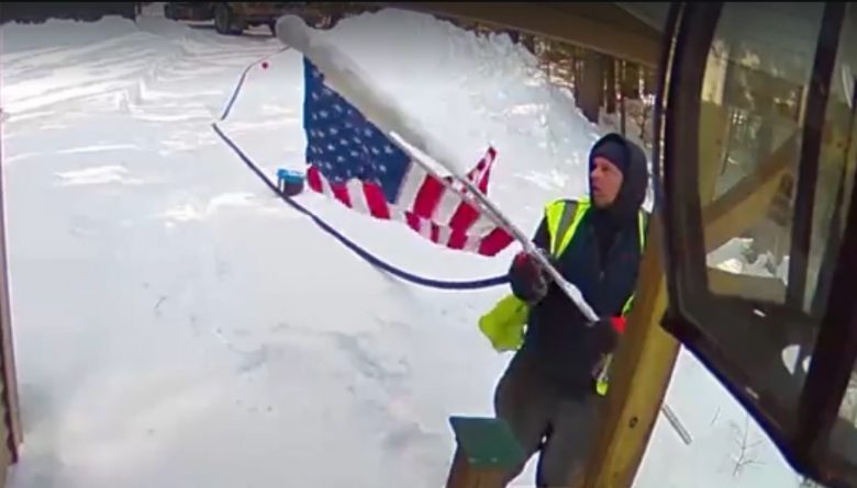 Локальные новости: Курьер поднял упавший американский флаг у дома ветерана в день Битвы при Иодзиме, несмотря на снегопад