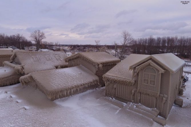 Локальные новости: Дома обледенели и превратились «в Нарнию» из-за снежной бури на побережье Нью-Йорка