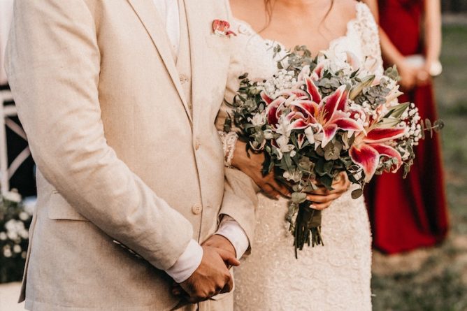 Локальные новости: «Они подвергли всех опасности»: Молодожены провели церемонию бракосочетания, несмотря на риск заразиться коронавирусом