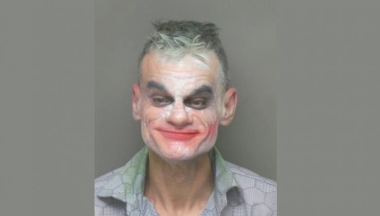 Происшествия: Мужчина в костюме Джокера пообещал устроить теракт во время Facebook-трансляции