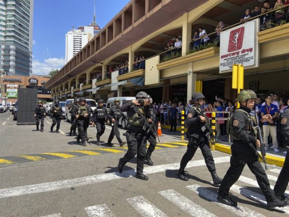 Происшествия: На Филиппинах бывший охранник торгового центра держал в заложниках несколько десятков человек
