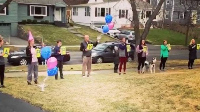 Локальные новости: На видео семья поздравила бабушку с днем рождения, не подходя к дому из-за коронавируса