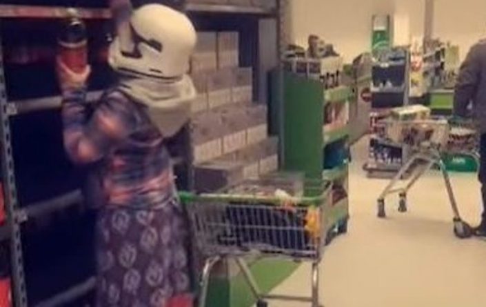 Полезное: Покупательница ходила в шлеме штурмовика по магазину, чтобы защититься от коронавируса