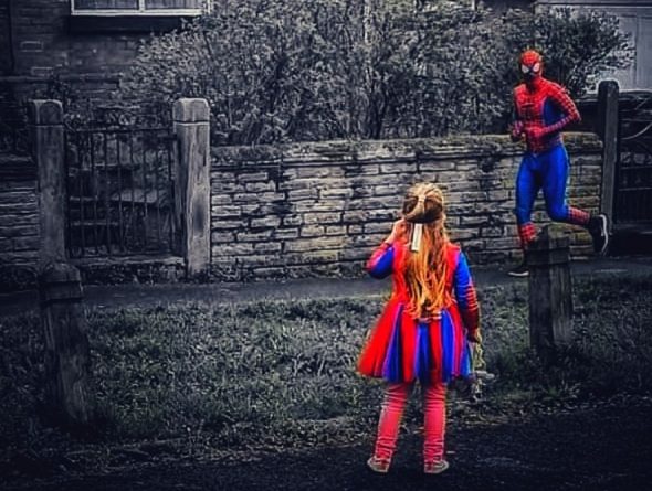 В мире: Супергерои на улицах города развлекают детей, которые вынуждены оставаться дома во время карантина