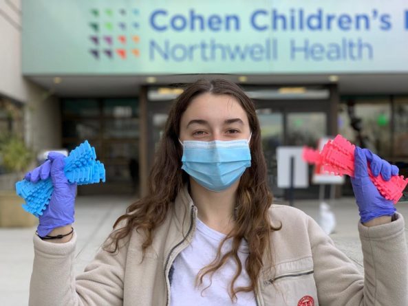 Локальные новости: Студентка из семьи украинских иммигрантов Карина Попович делает 3D-маски для медиков Нью-Йорка