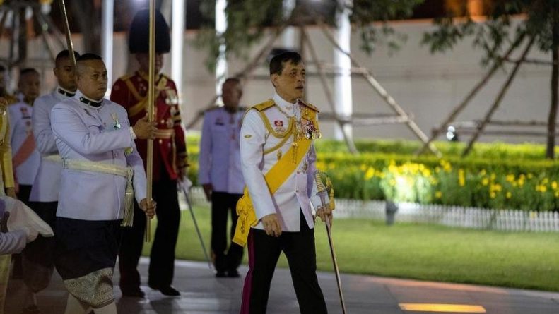В мире: Король Таиланда нарушил самоизоляцию ради вечеринки в Бангкоке