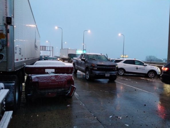 Происшествия: Апрельский снегопад спровоцировал в Чикаго ДТП с участием 60 автомобилей