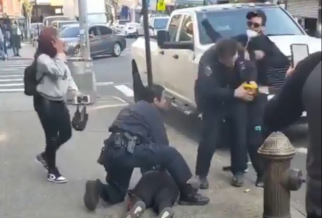 Локальные новости: В Нью-Йорке мужчина в медицинской маске ударил полицейского при исполнении
